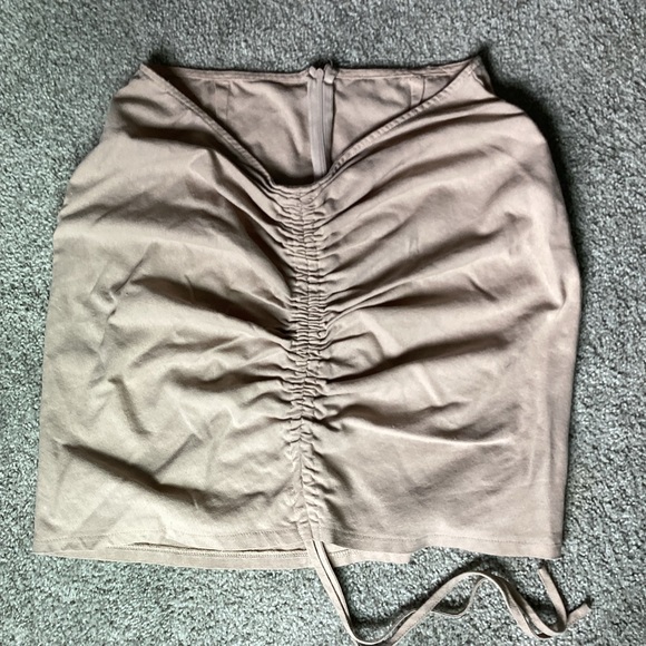 Pretty Little Thing Drawstring Ruched Front Bodycon Skirt with a Zipper - Picture 2 of 5